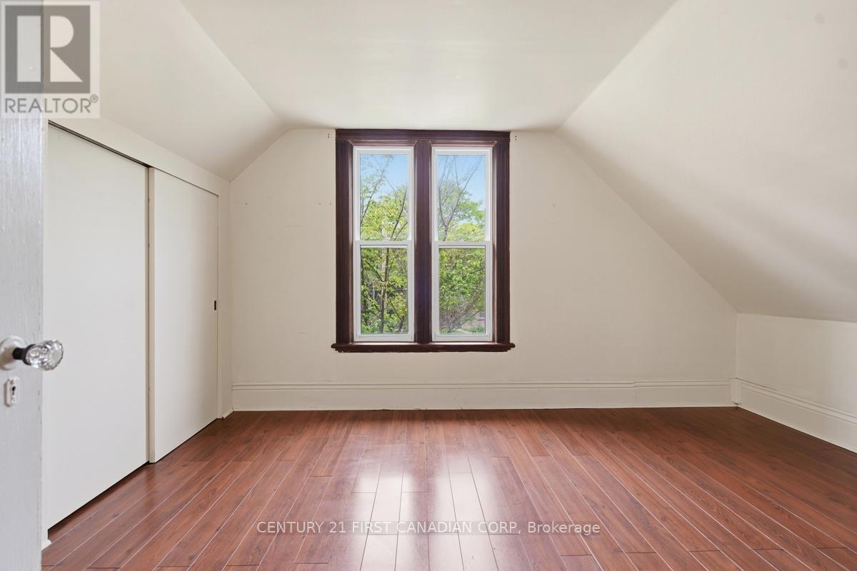 834 COLBORNE STREET - 25