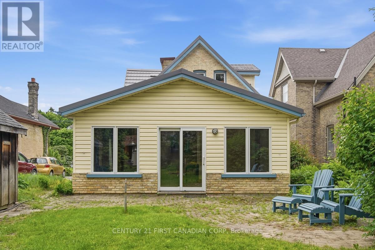 834 COLBORNE STREET - 32