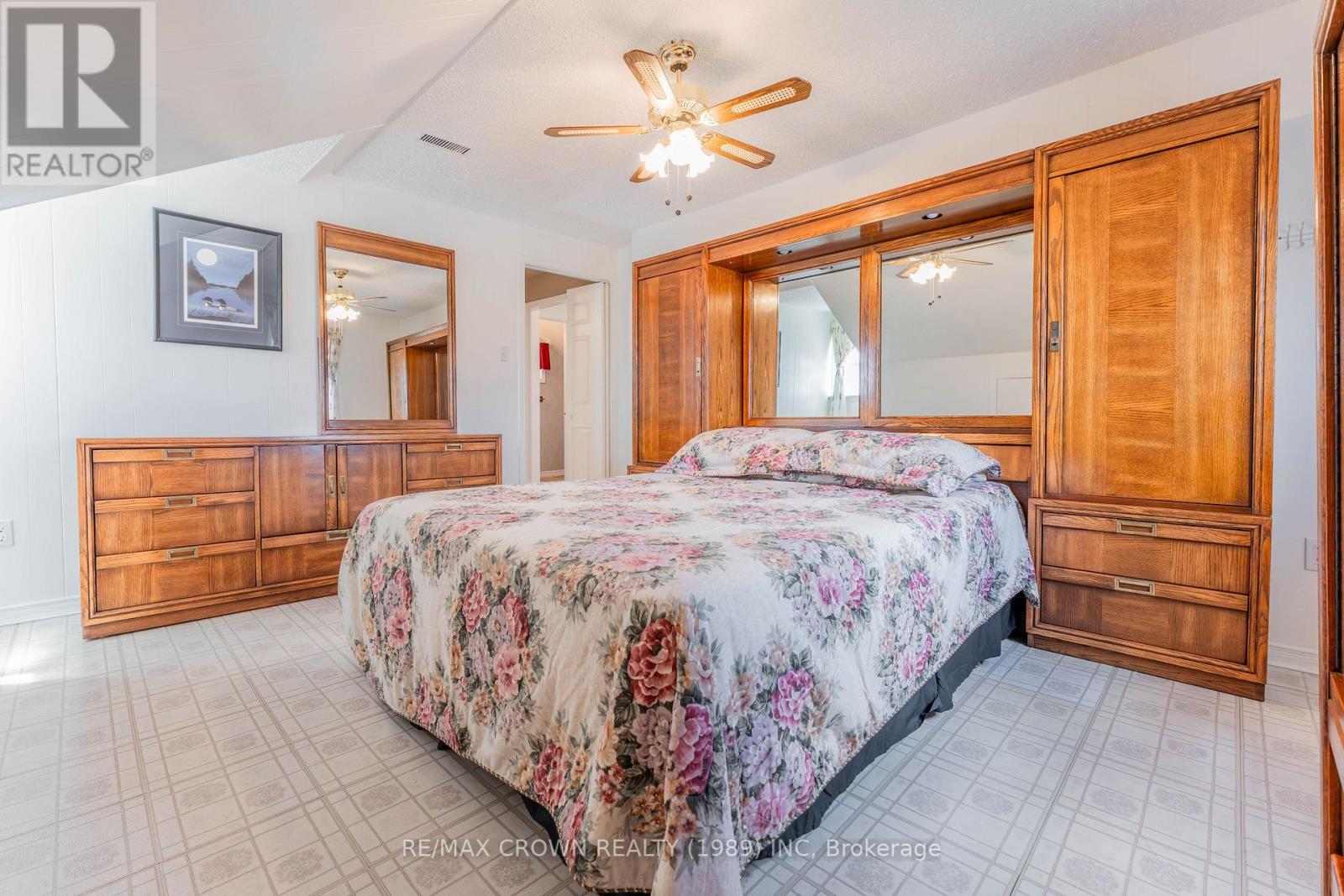 32 FRONTENAC CRESCENT - 22