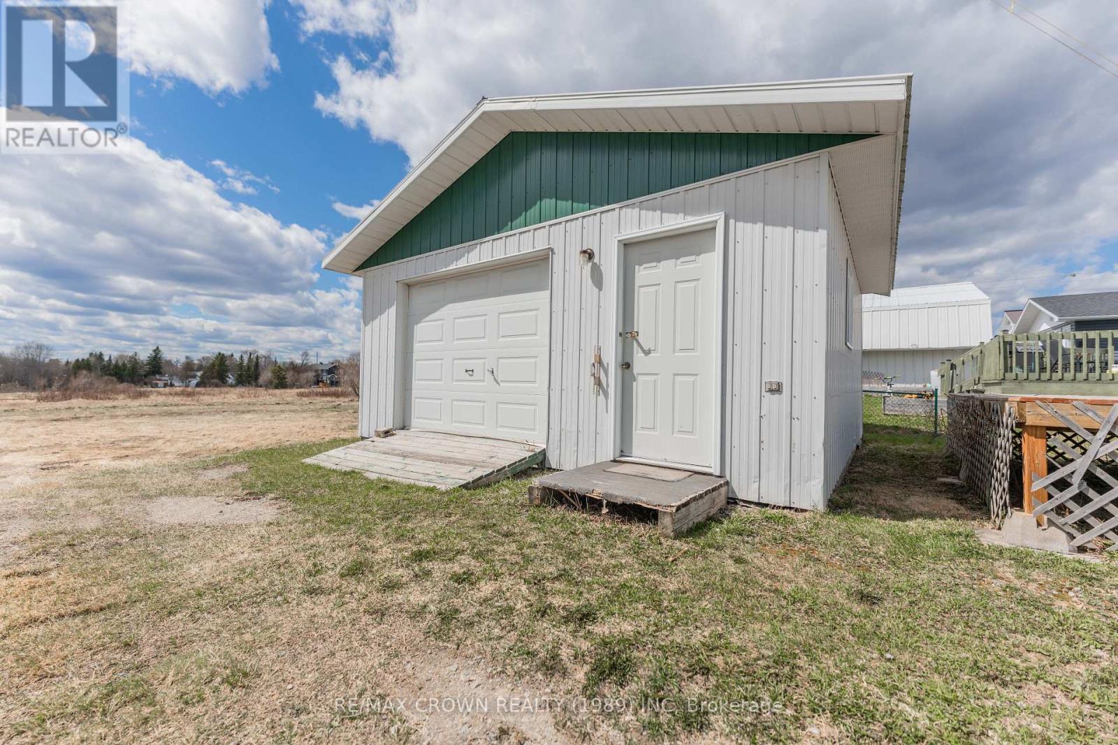 32 FRONTENAC CRESCENT - 3