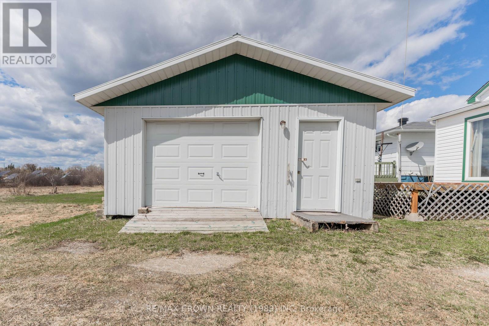 32 FRONTENAC CRESCENT - 45