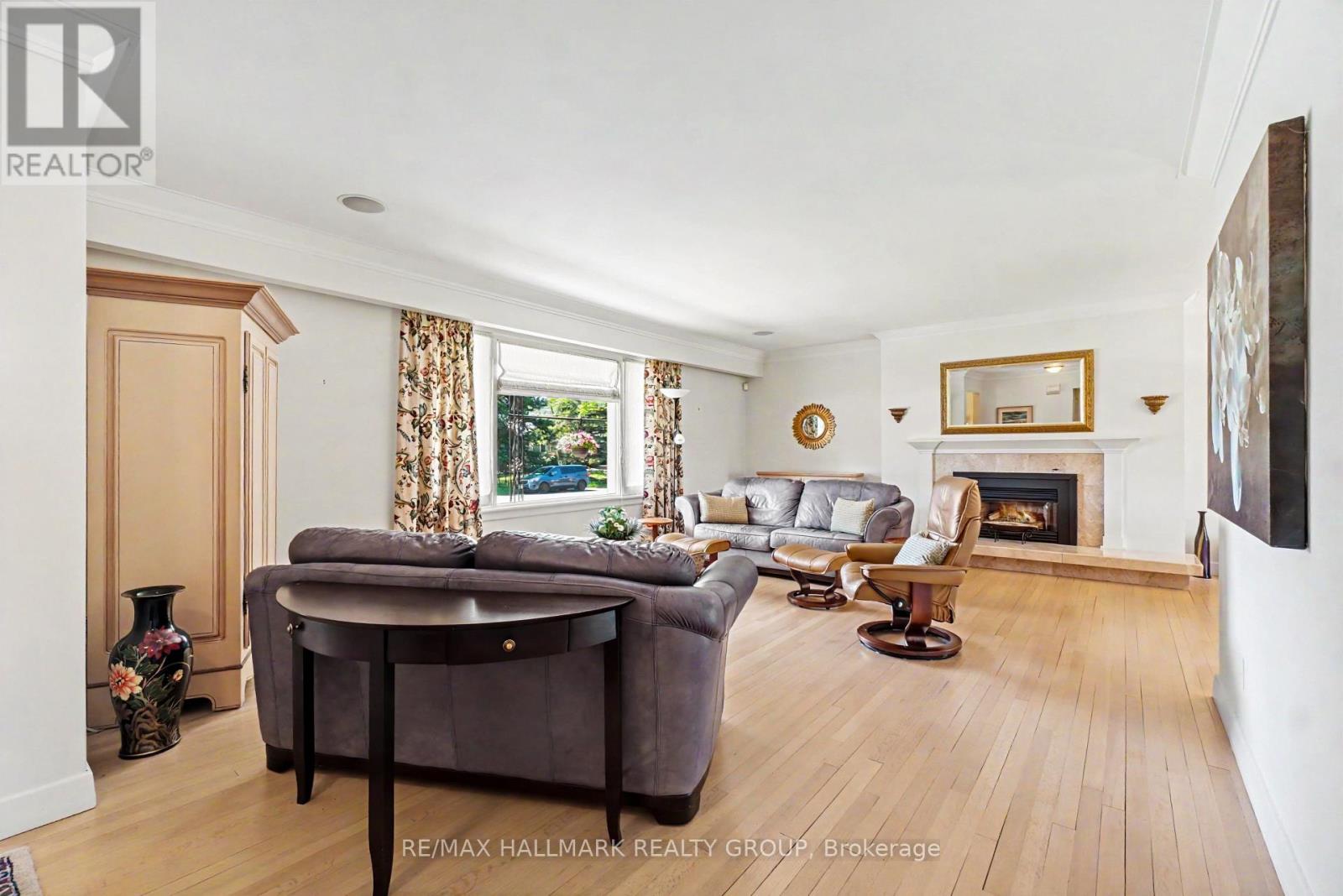 Bright living rm and gas fireplace w/custom hearth