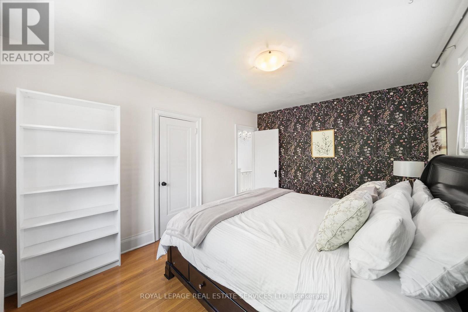 202 DINNICK CRESCENT - 22