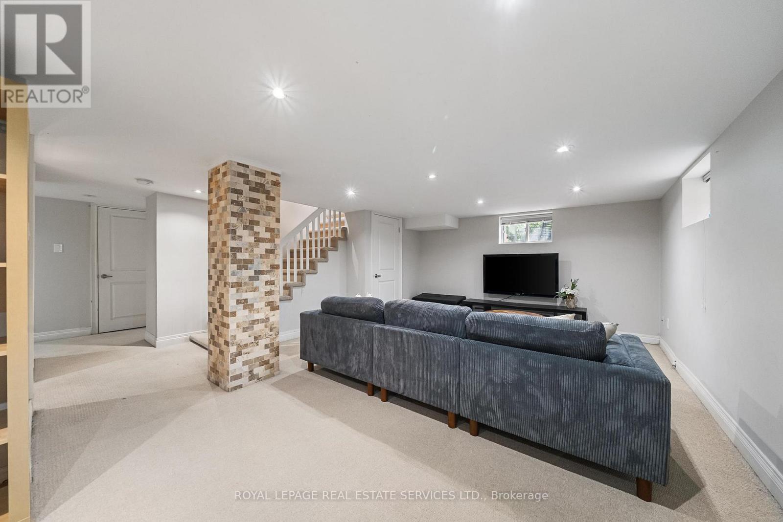 202 DINNICK CRESCENT - 31