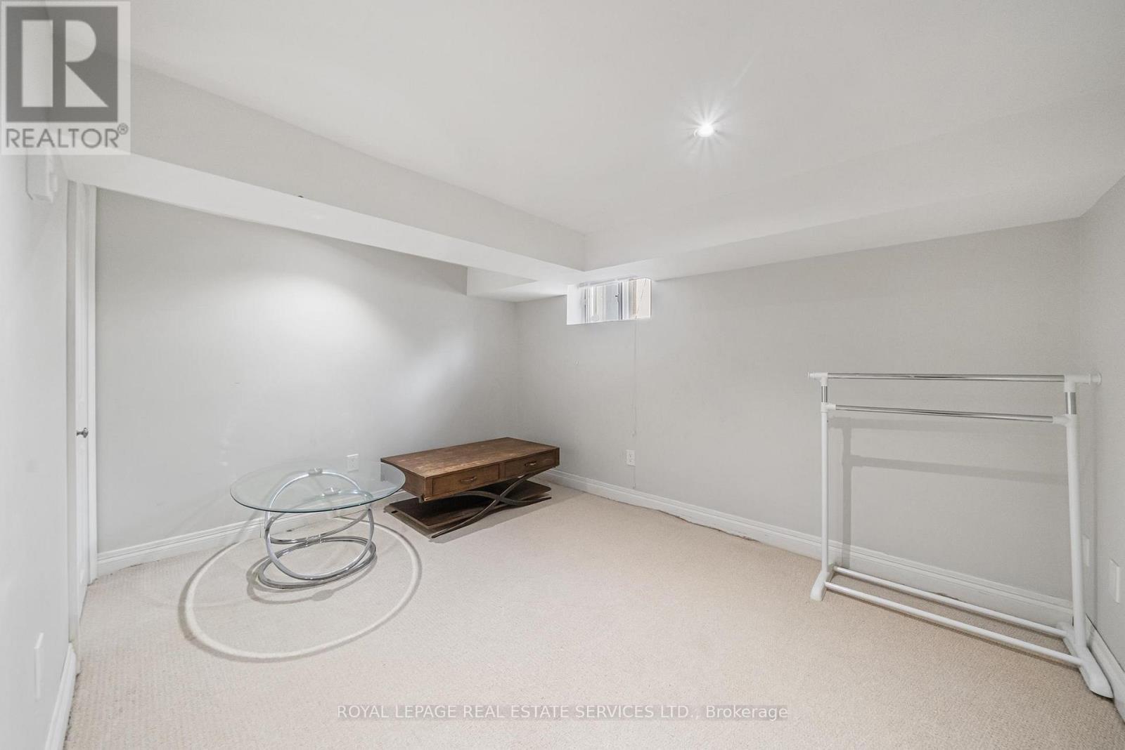 202 DINNICK CRESCENT - 36
