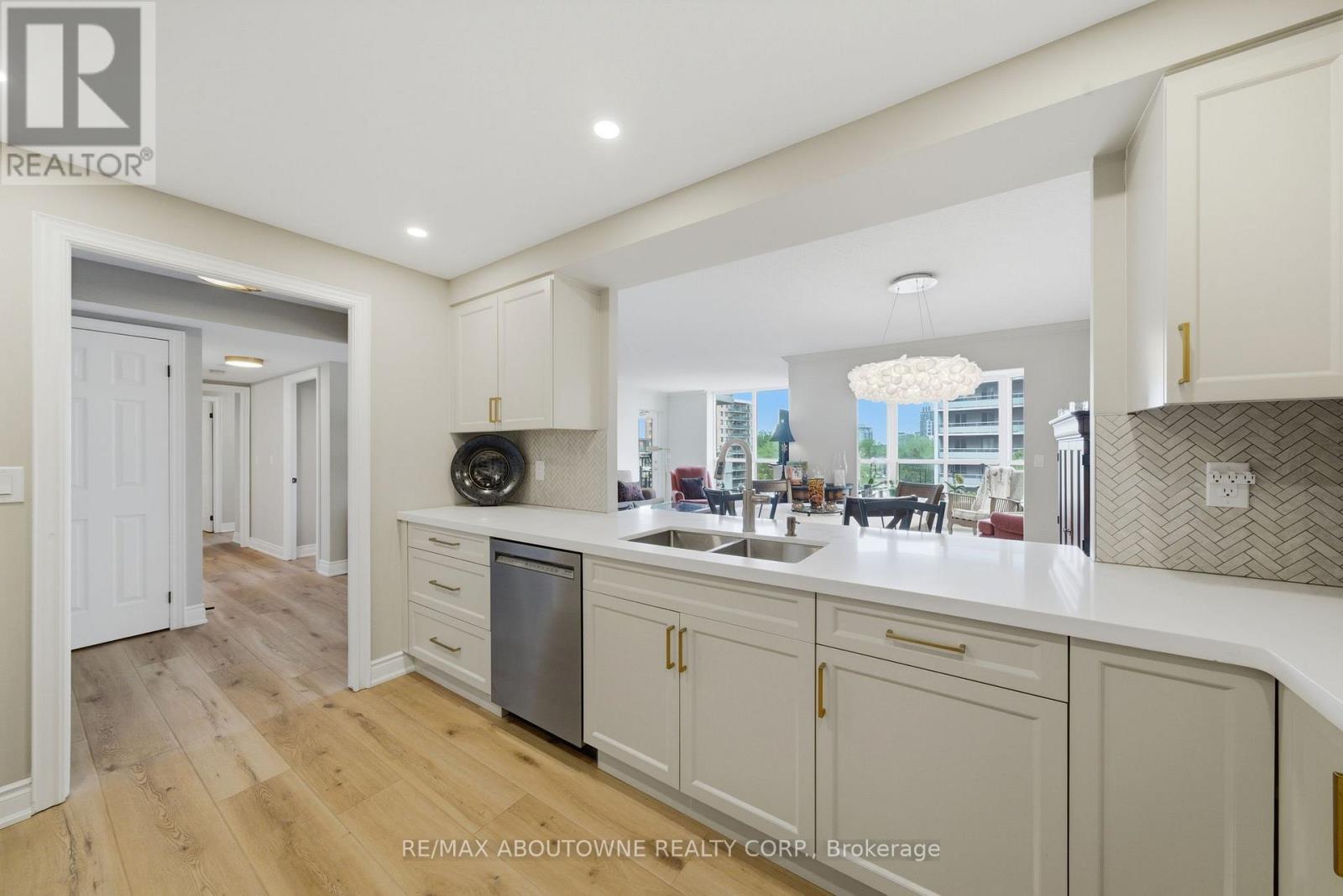 #606 442 MAPLE AVE. AVENUE - 11