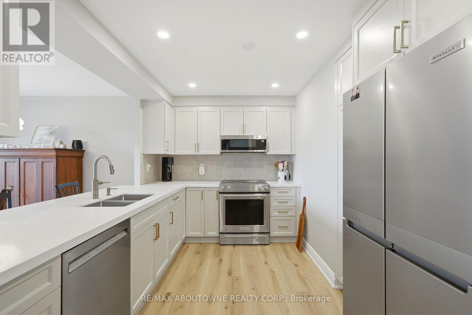 #606 442 MAPLE AVE. AVENUE - 9