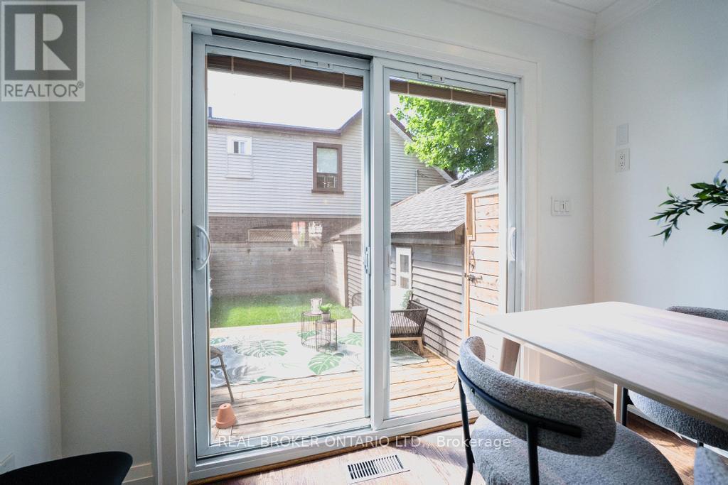 5 HEYWORTH CRESCENT S - 18