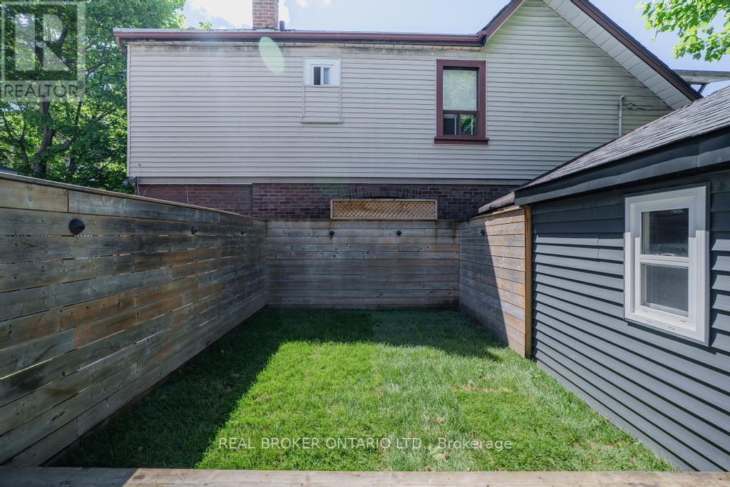 5 HEYWORTH CRESCENT S - 42