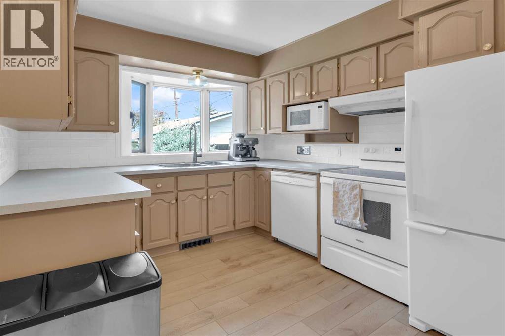 77 Hogarth Crescent SW - 8
