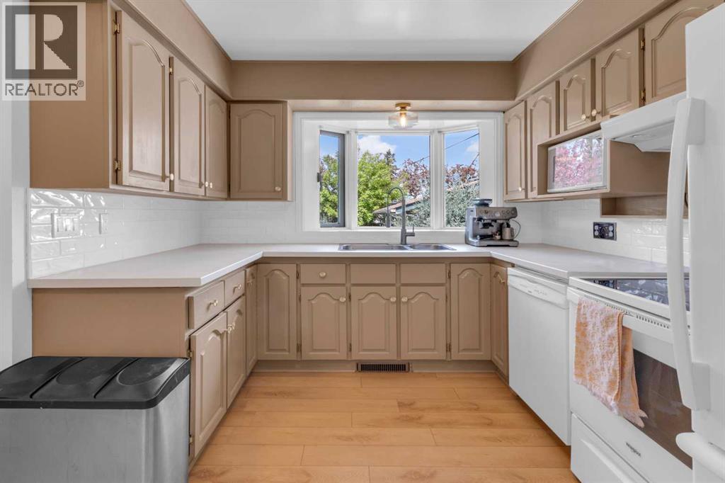 77 Hogarth Crescent SW - 9
