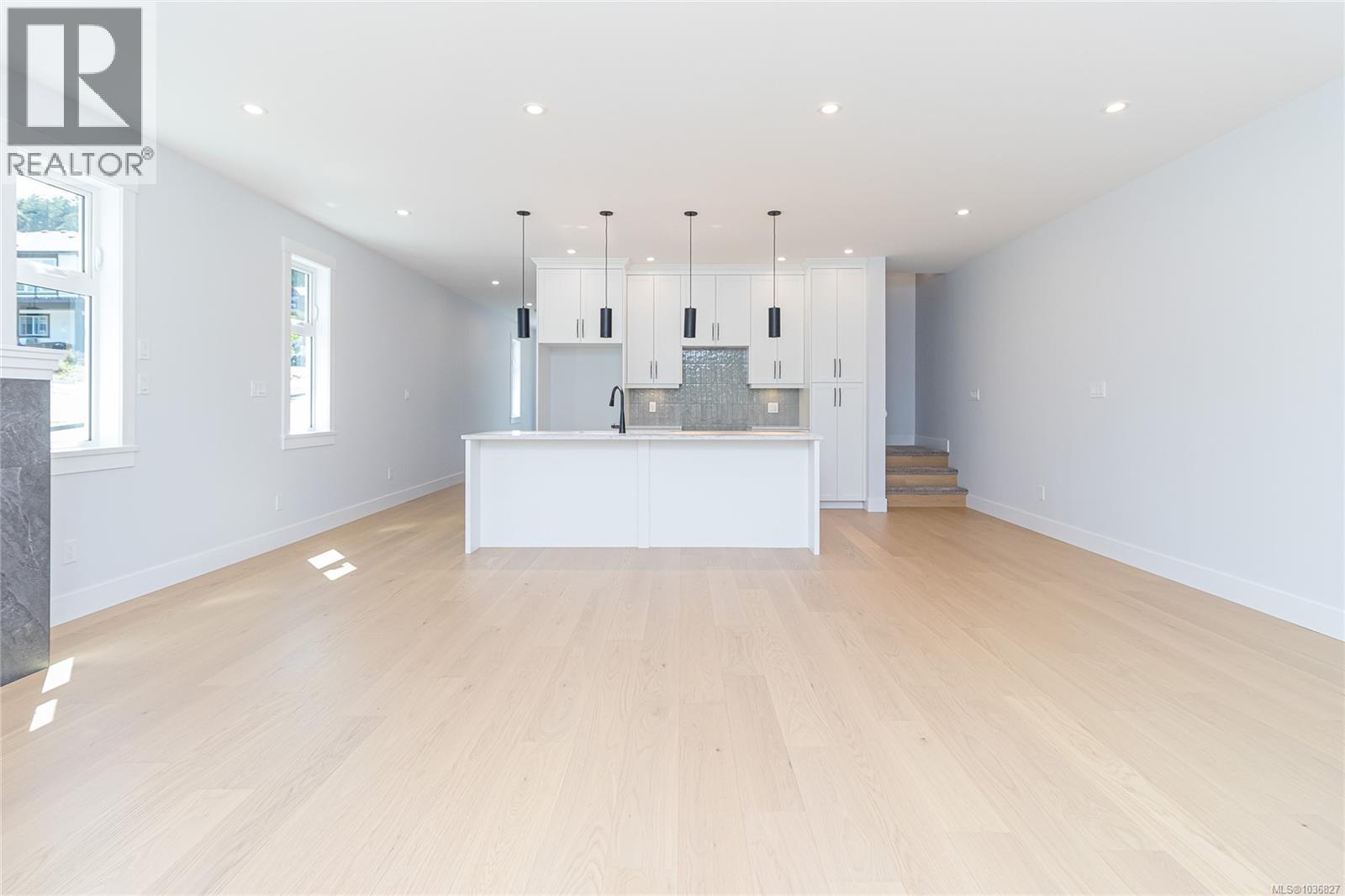 784 Russell Rd - 10