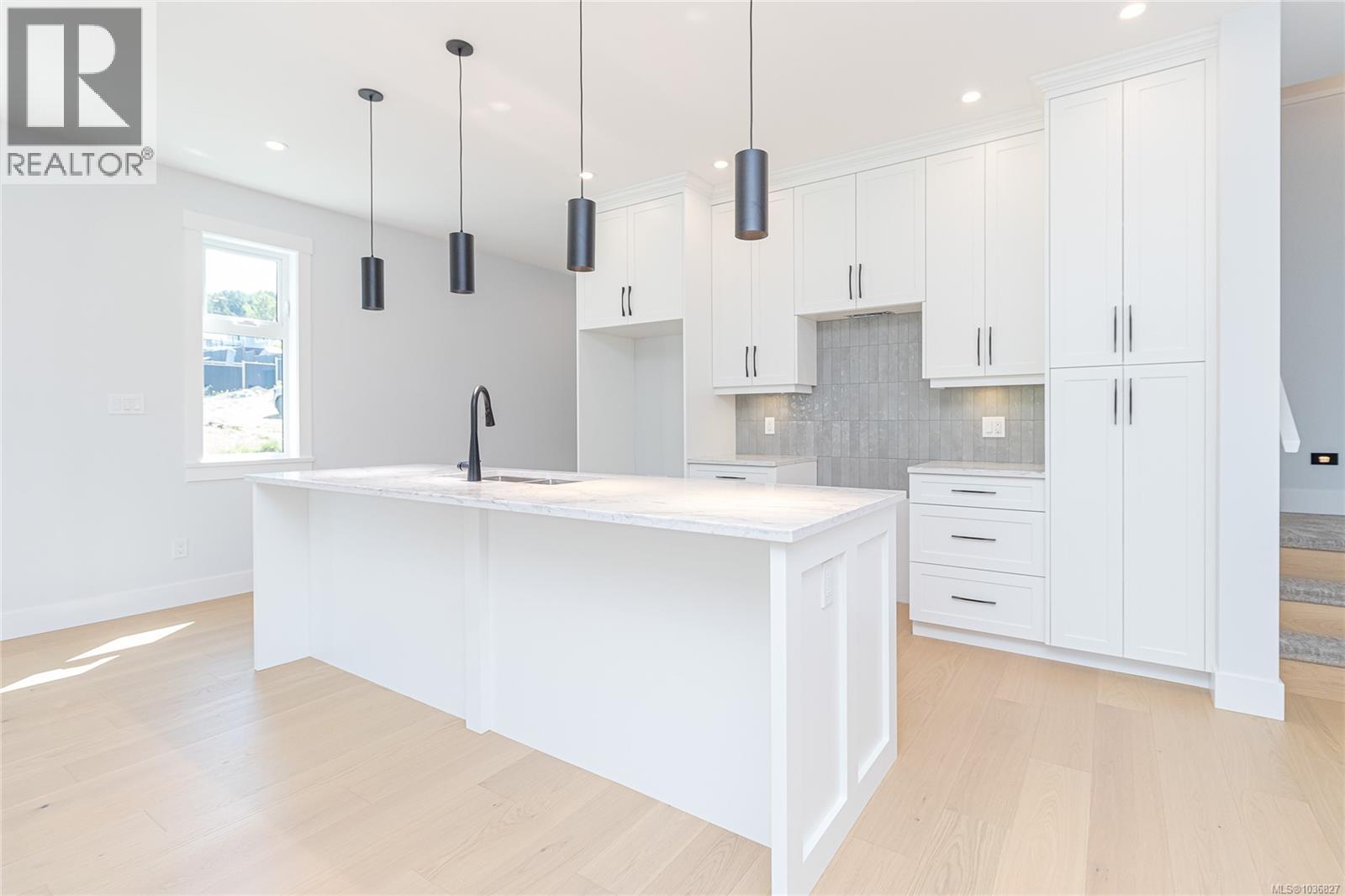 784 Russell Rd - 12