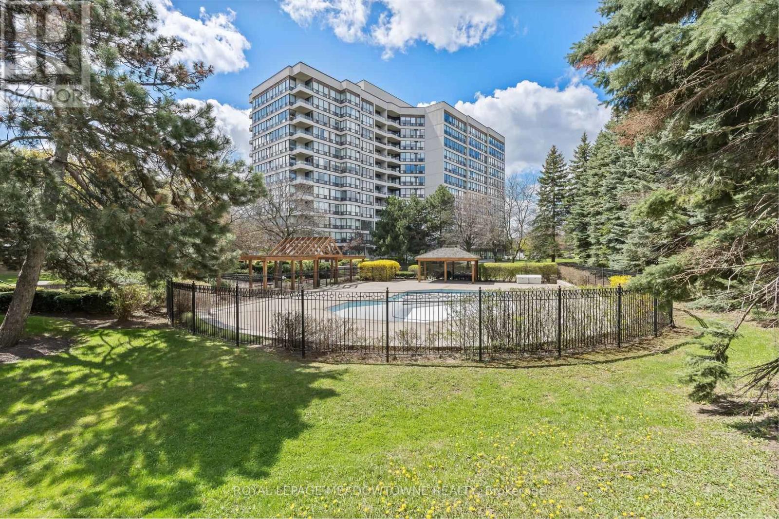 #104 10 LAURELCREST STREET - 16