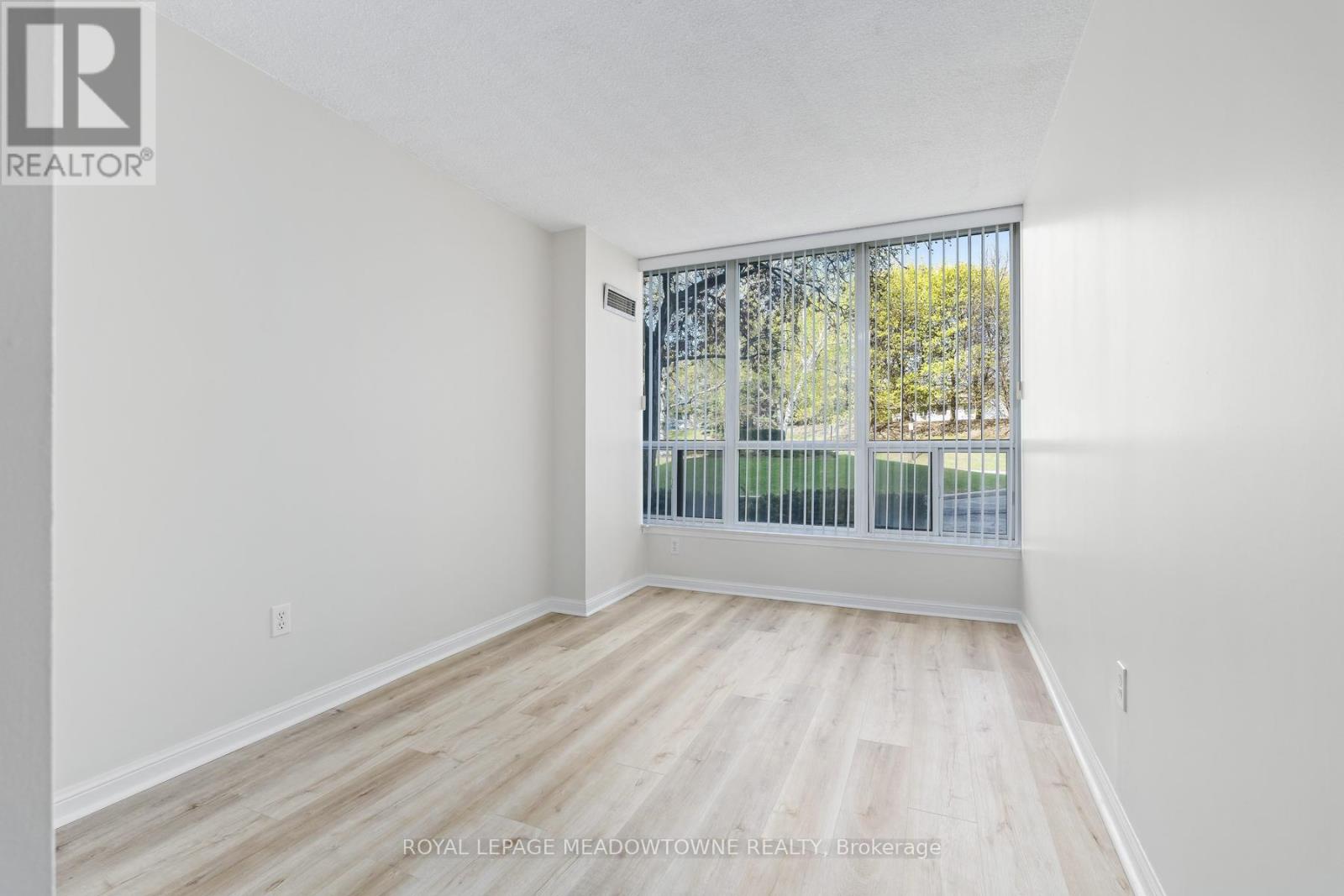 #104 10 LAURELCREST STREET - 34