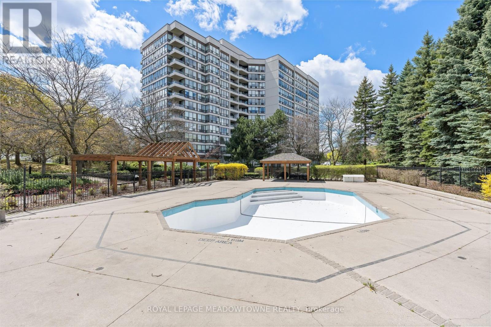 #104 10 LAURELCREST STREET - 17