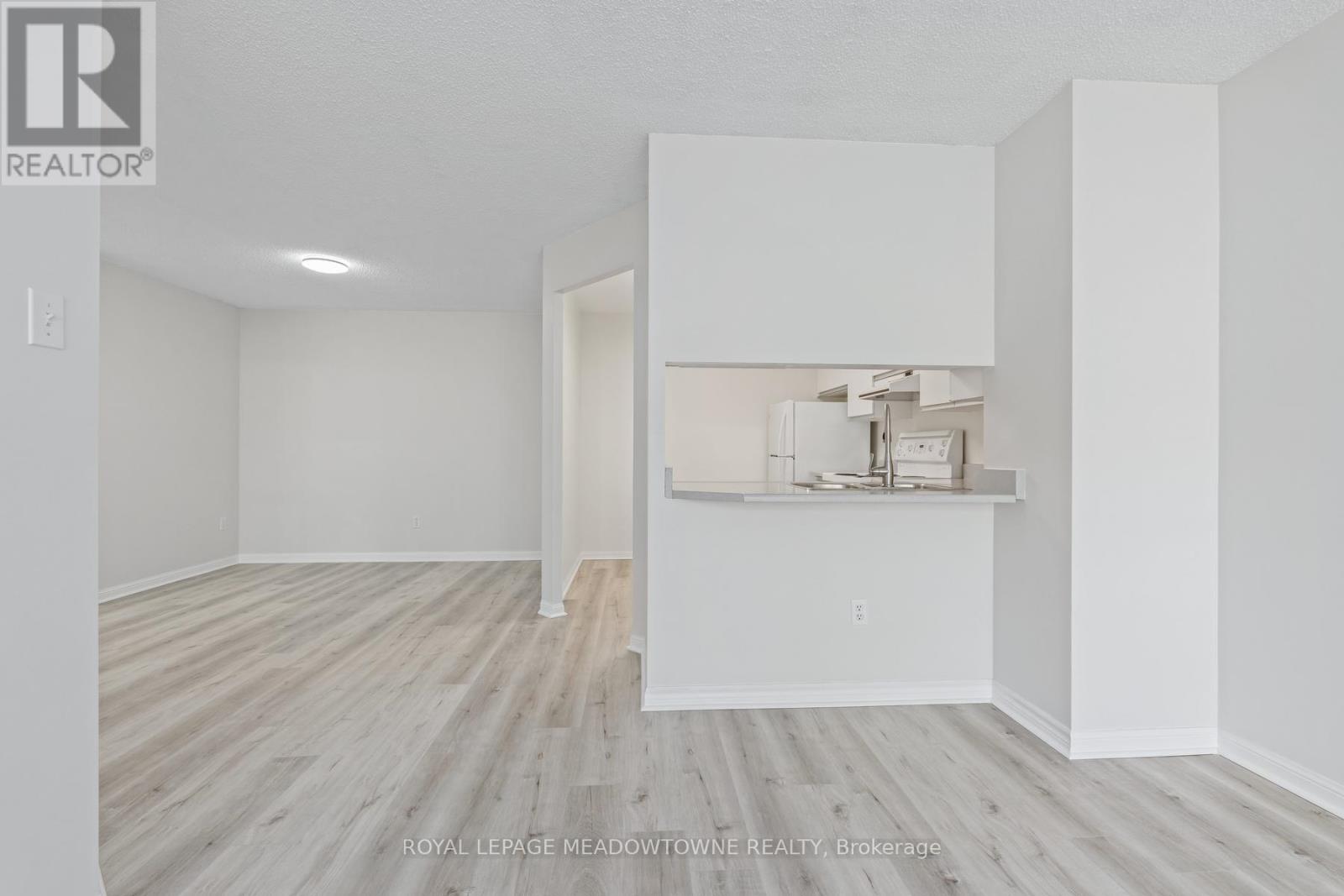 #104 10 LAURELCREST STREET - 28