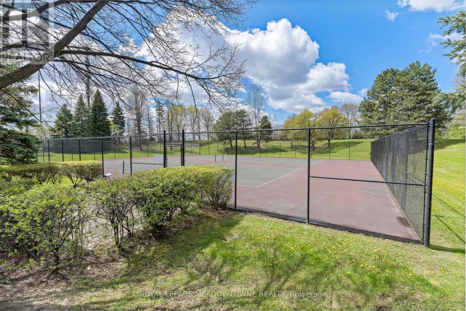 #104 10 LAURELCREST STREET - 19