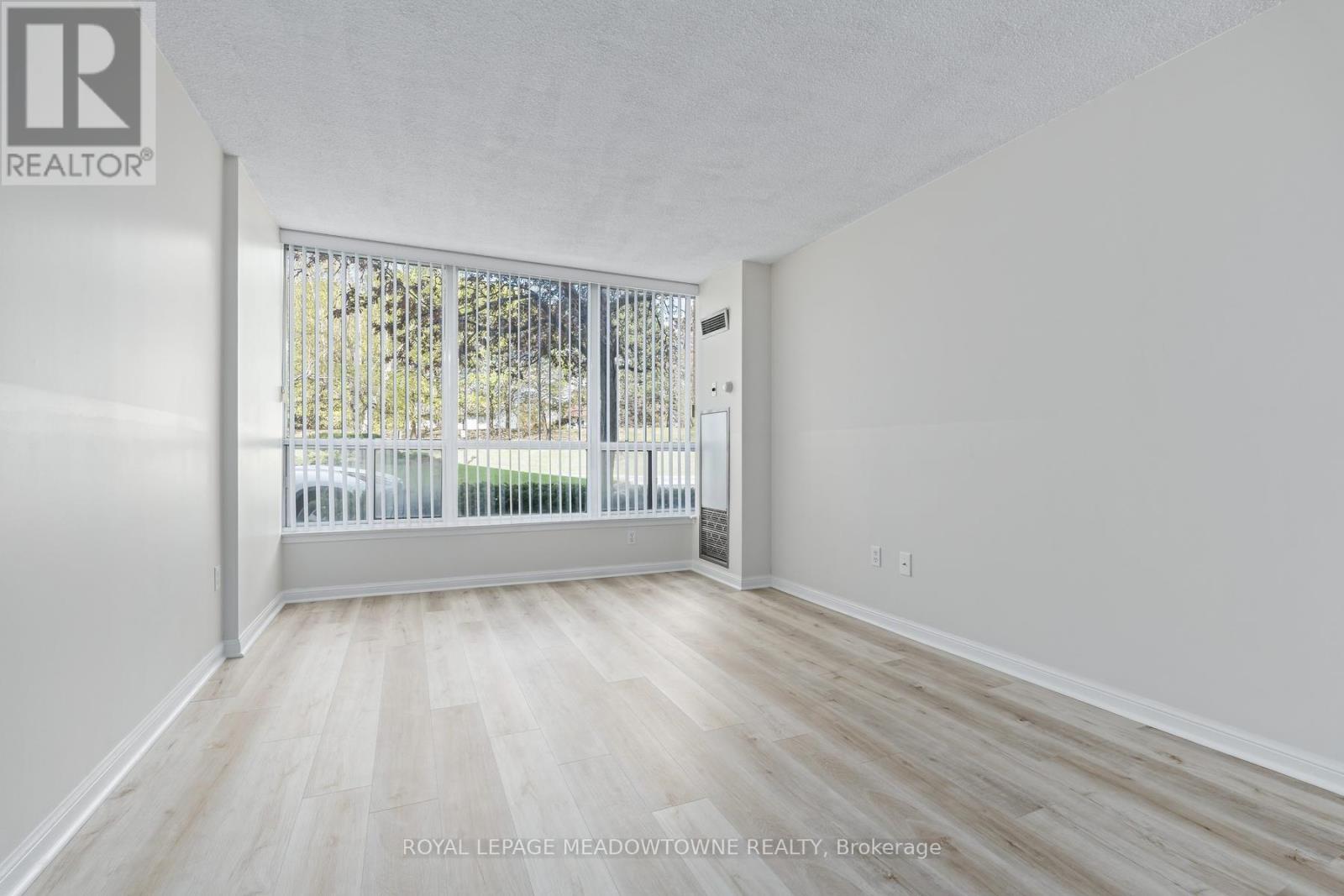 #104 10 LAURELCREST STREET - 26