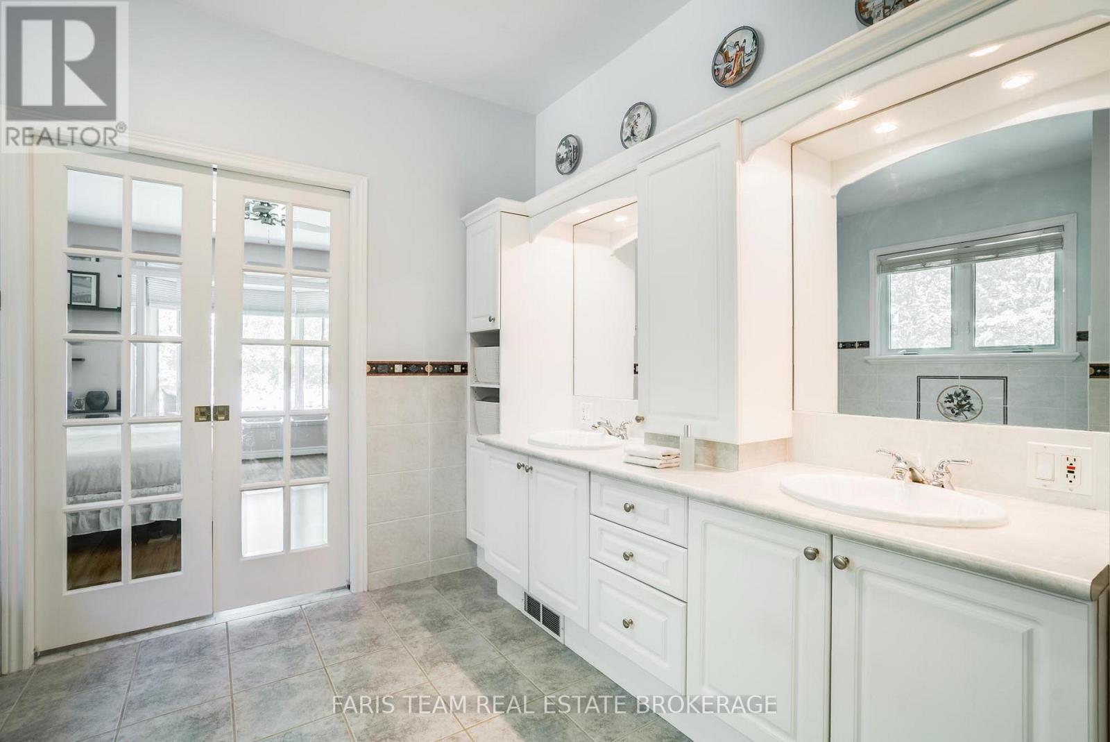 84 THOMPSON LANE - 23