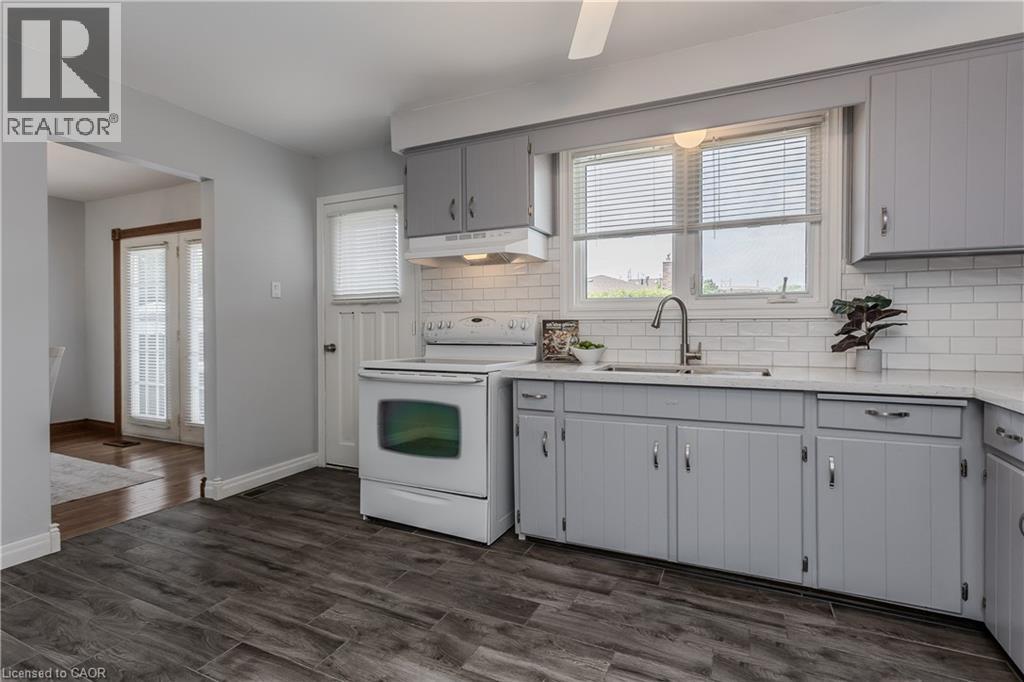 3125 MICHAEL Crescent - 10