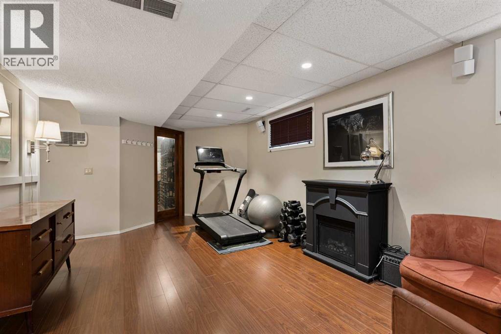 2235 27 Street SW - 38