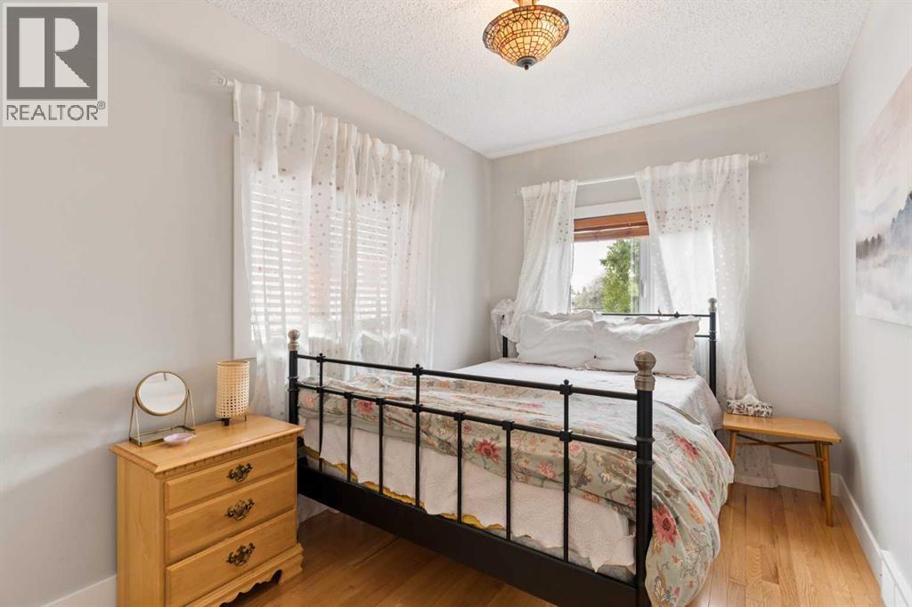 2235 27 Street SW - 31