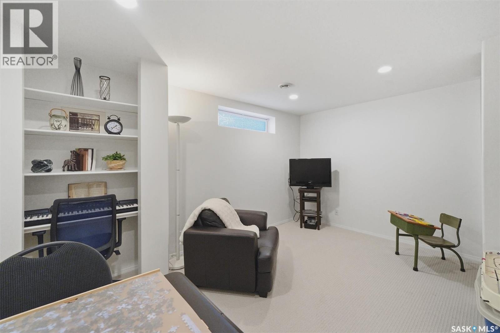 #105 615 McWillie AVENUE - 34