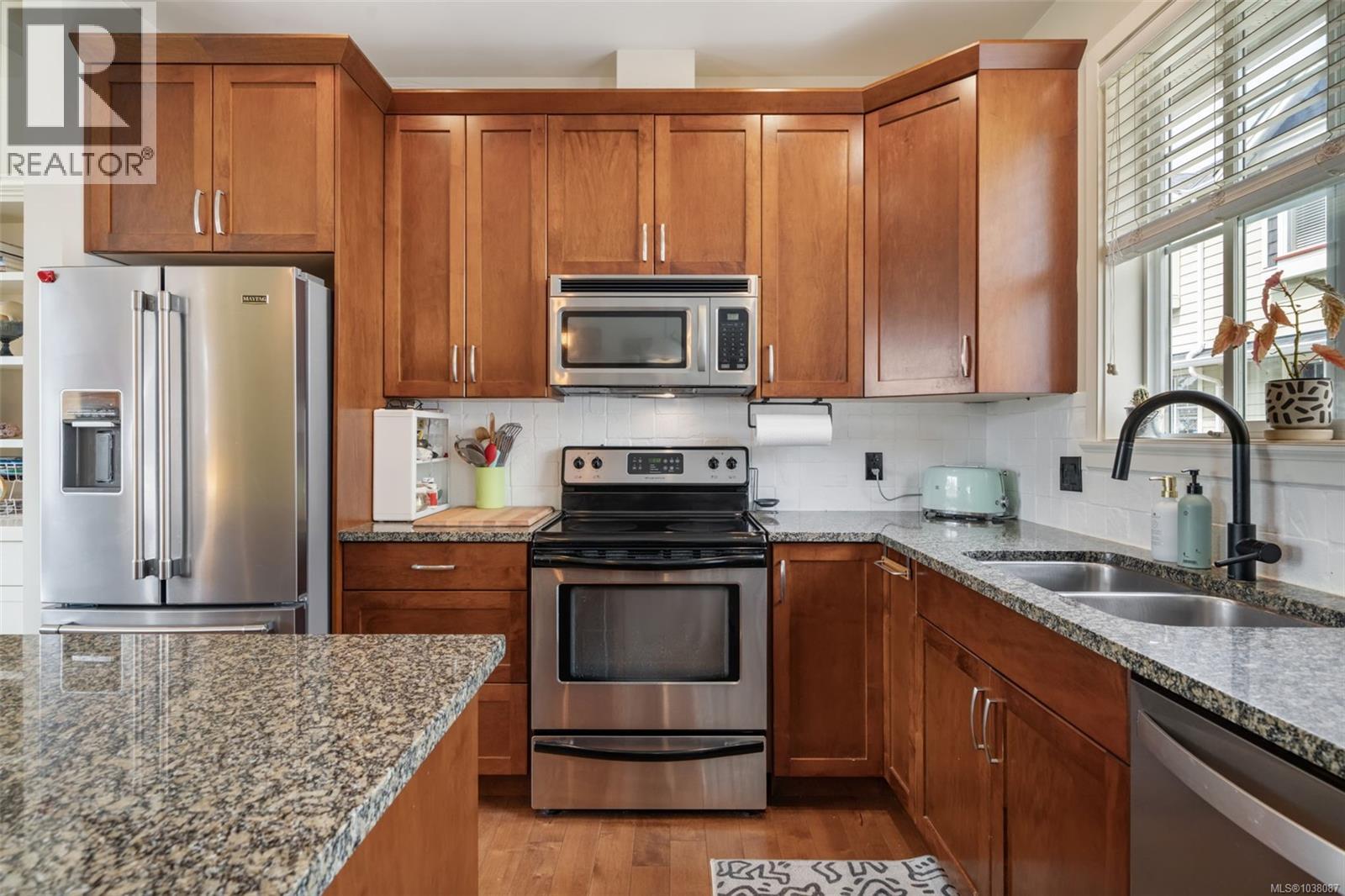 #4 1105 Esquimalt Rd - 4