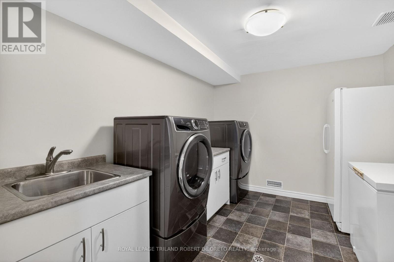 83 CONIFER PLACE - 34