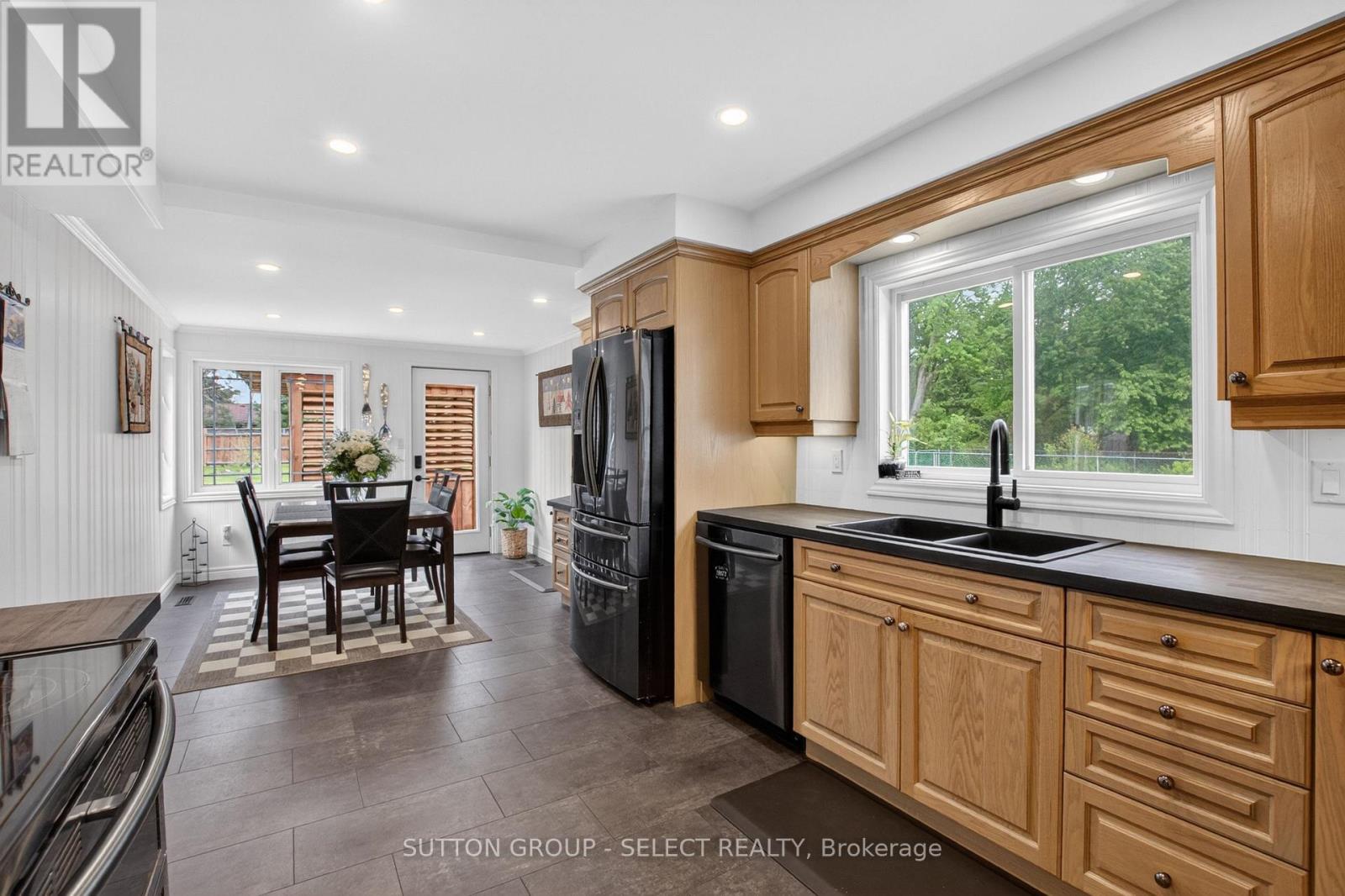 111 KITTRIDGE AVENUE E - 10