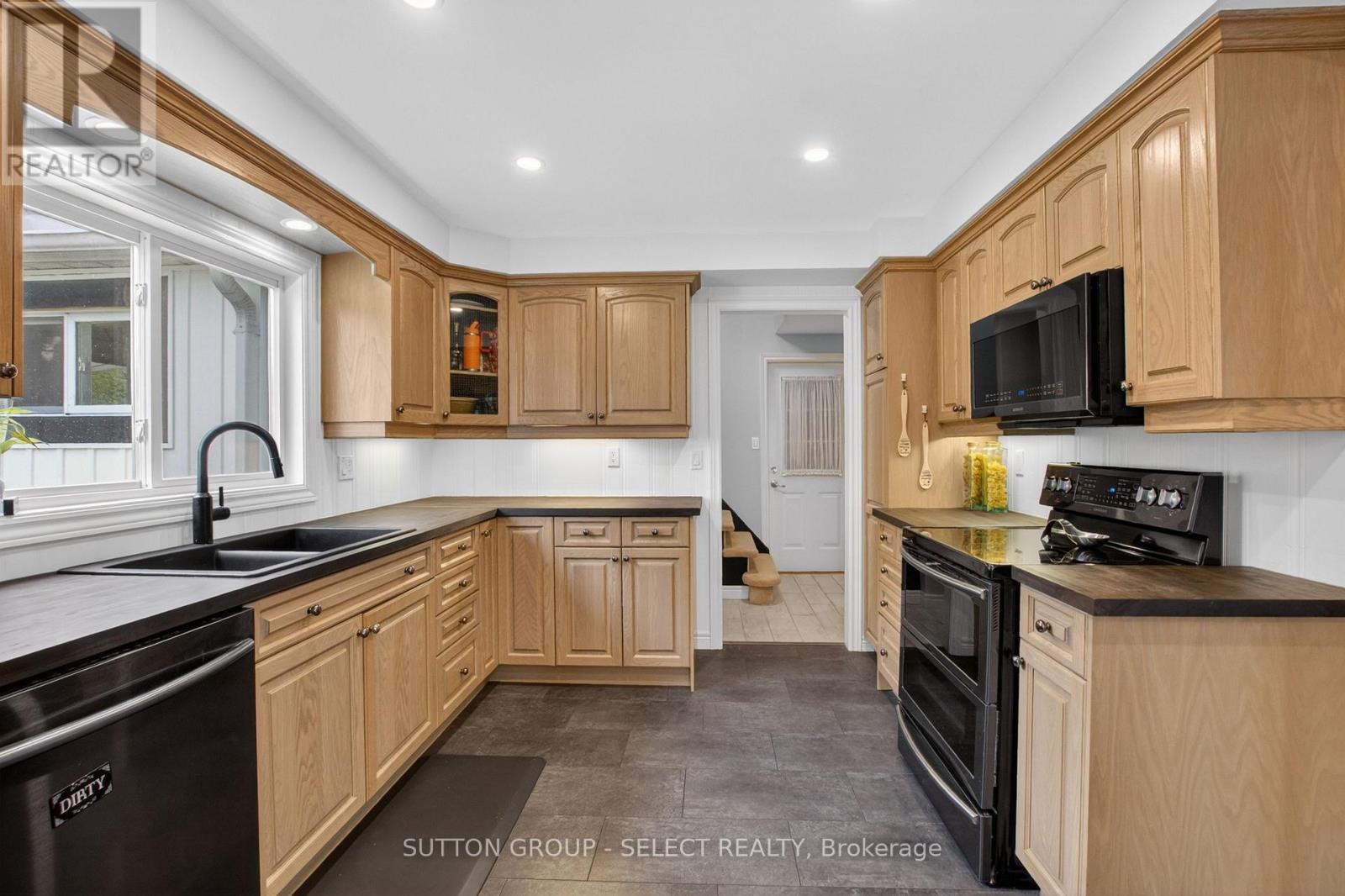 111 KITTRIDGE AVENUE E - 12
