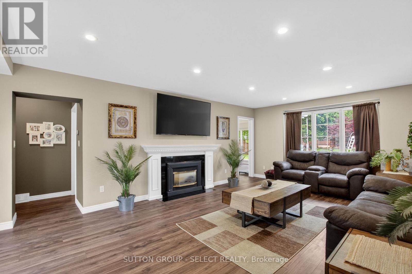 111 KITTRIDGE AVENUE E - 15