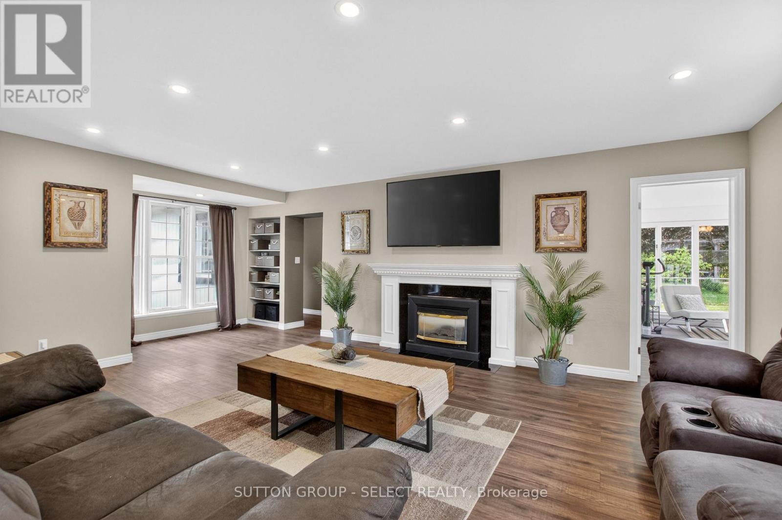 111 KITTRIDGE AVENUE E - 17