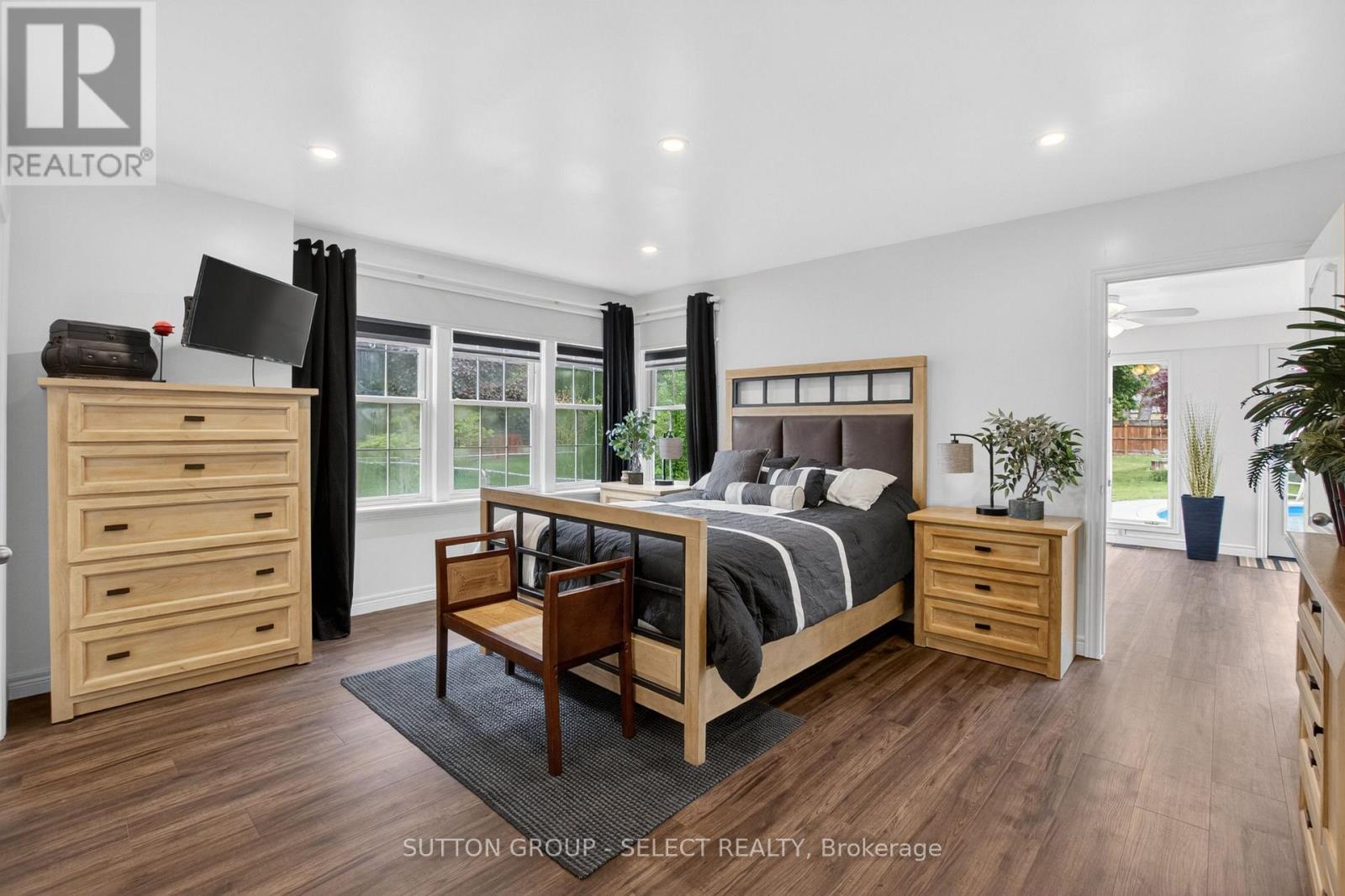 111 KITTRIDGE AVENUE E - 19
