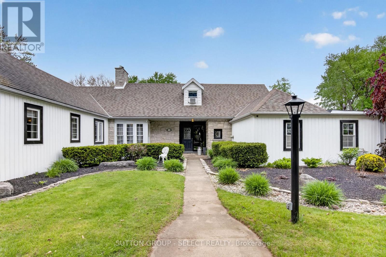 111 KITTRIDGE AVENUE E - 2