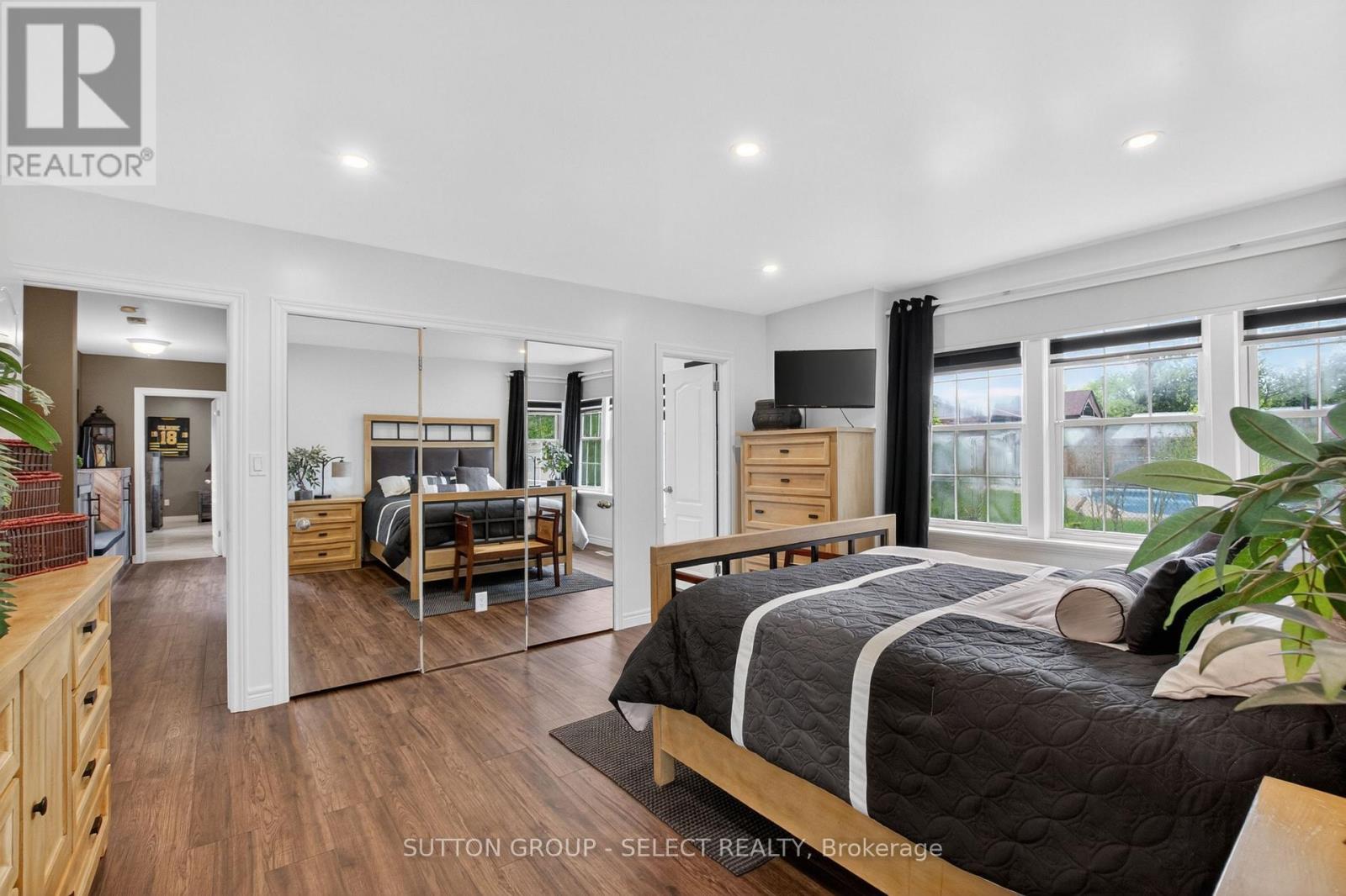 111 KITTRIDGE AVENUE E - 20