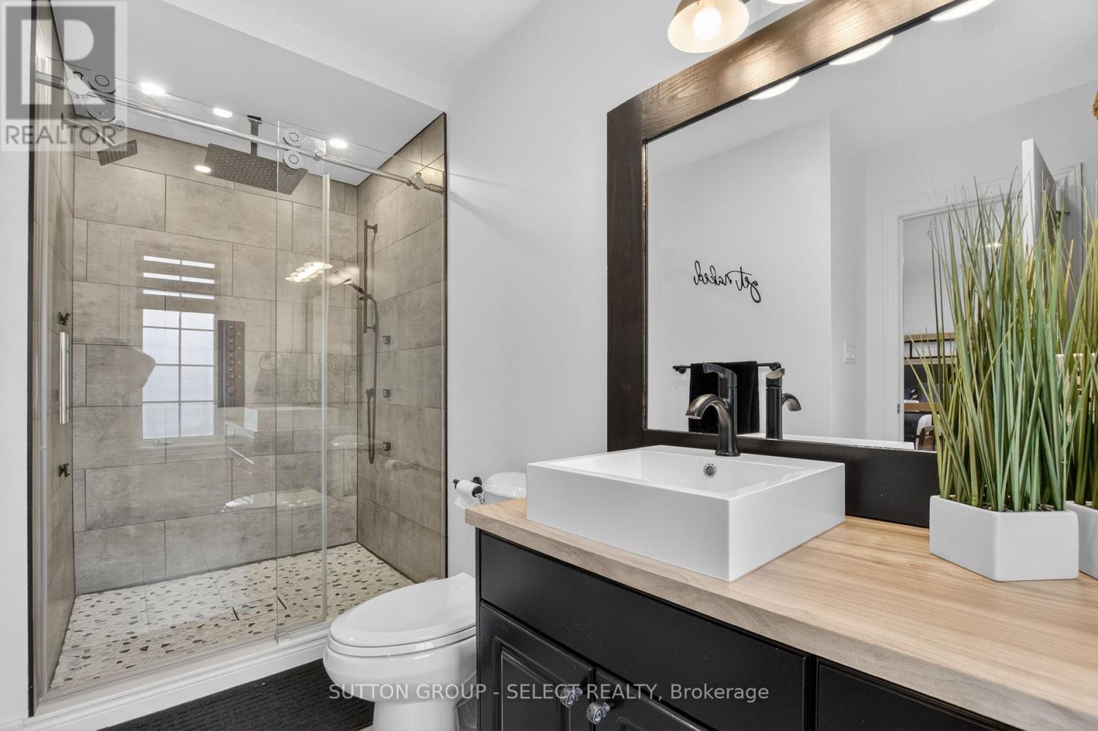 111 KITTRIDGE AVENUE E - 21