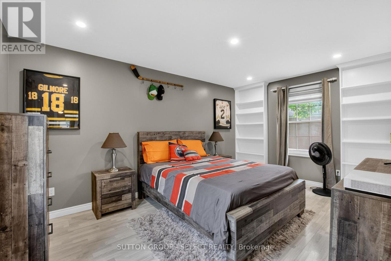111 KITTRIDGE AVENUE E - 22
