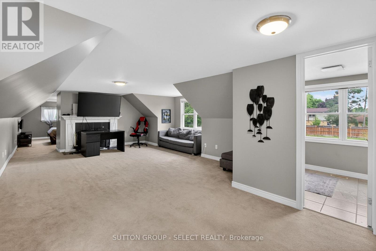 111 KITTRIDGE AVENUE E - 27