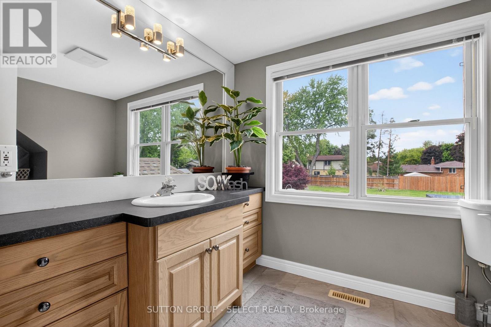 111 KITTRIDGE AVENUE E - 28