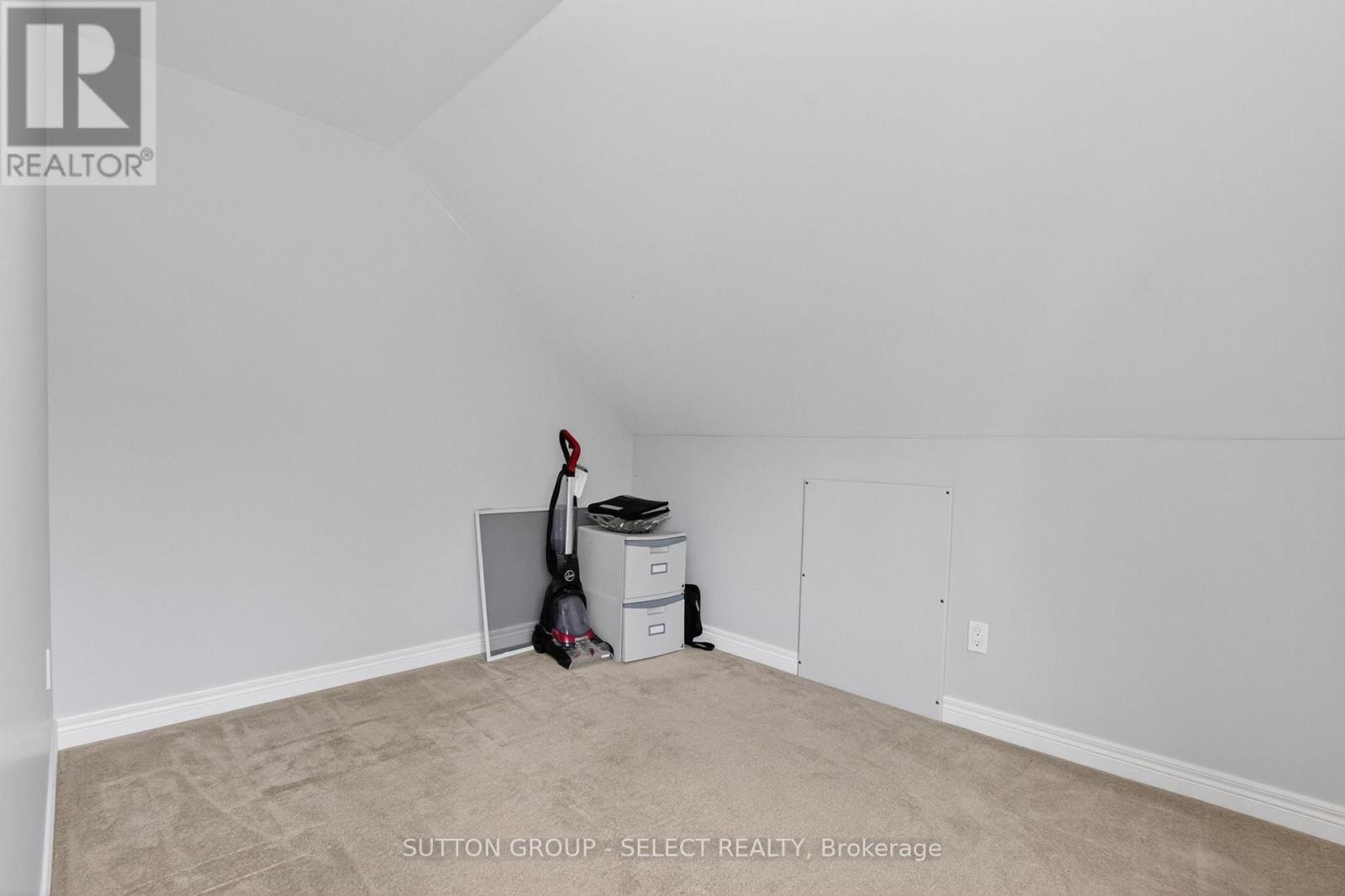 111 KITTRIDGE AVENUE E - 32