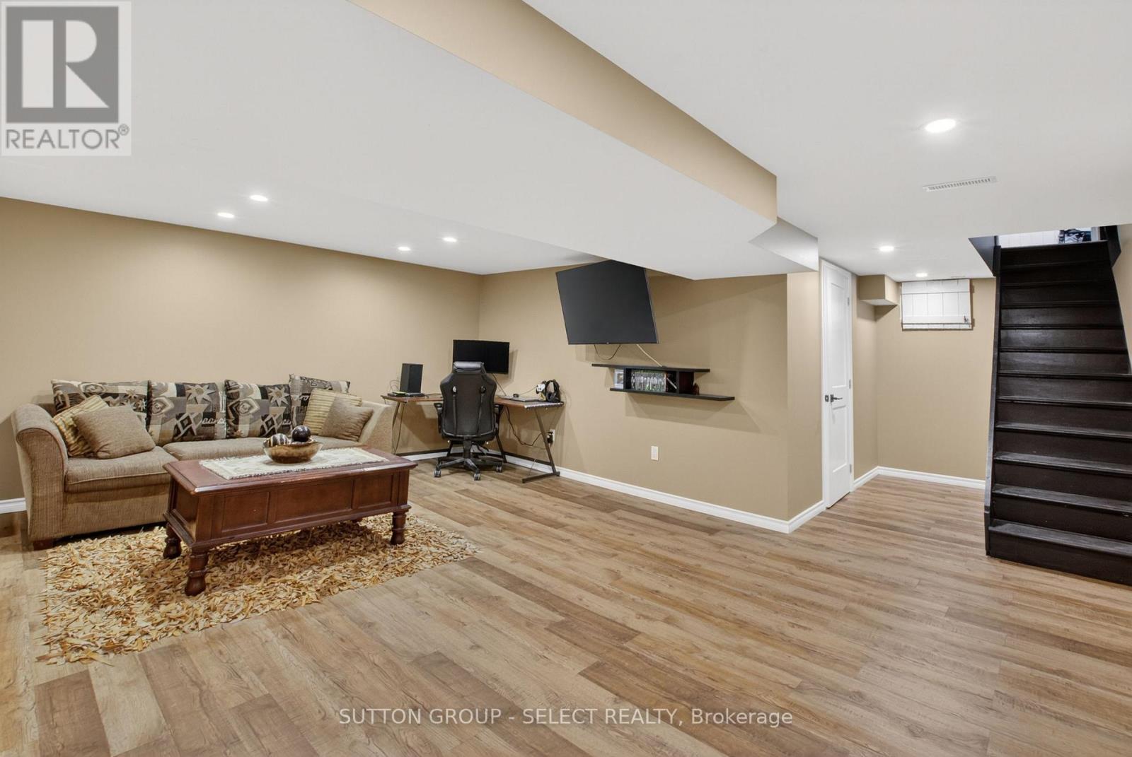 111 KITTRIDGE AVENUE E - 34