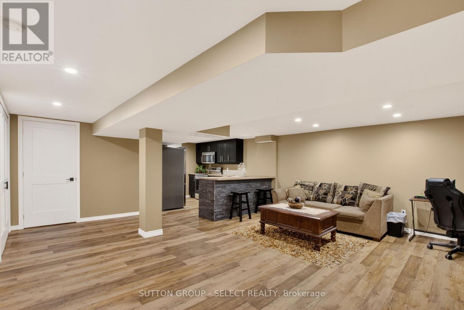 111 KITTRIDGE AVENUE E - 35