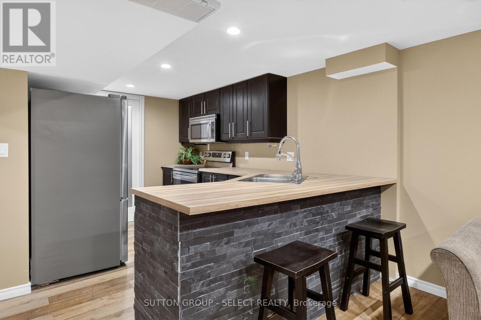 111 KITTRIDGE AVENUE E - 36