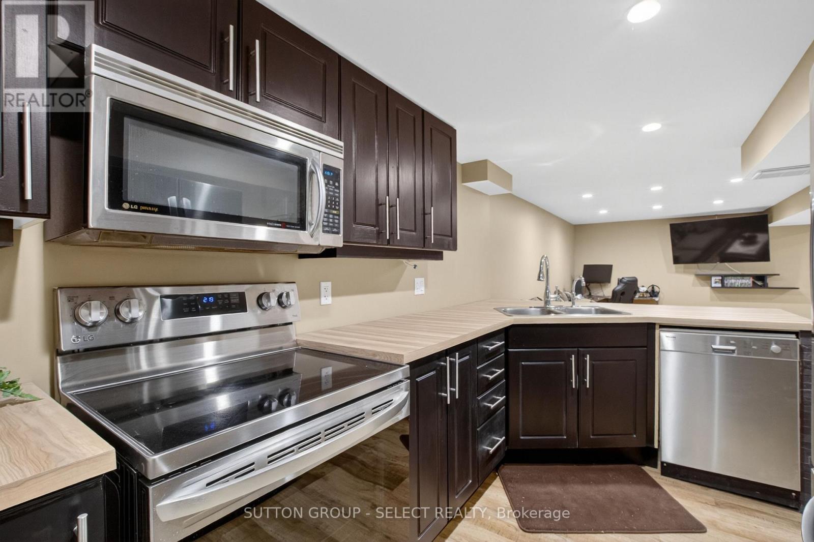 111 KITTRIDGE AVENUE E - 37