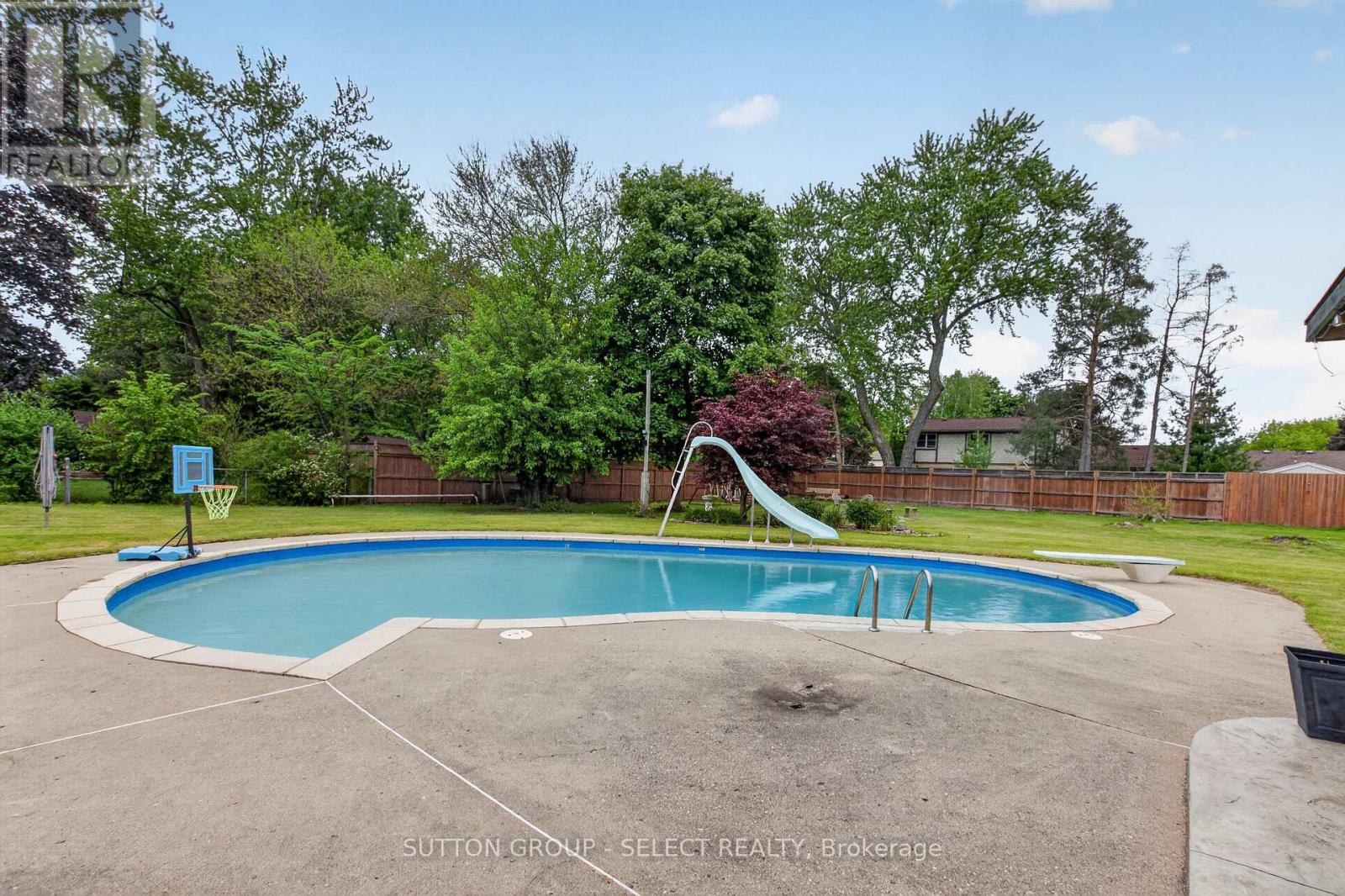 111 KITTRIDGE AVENUE E - 40
