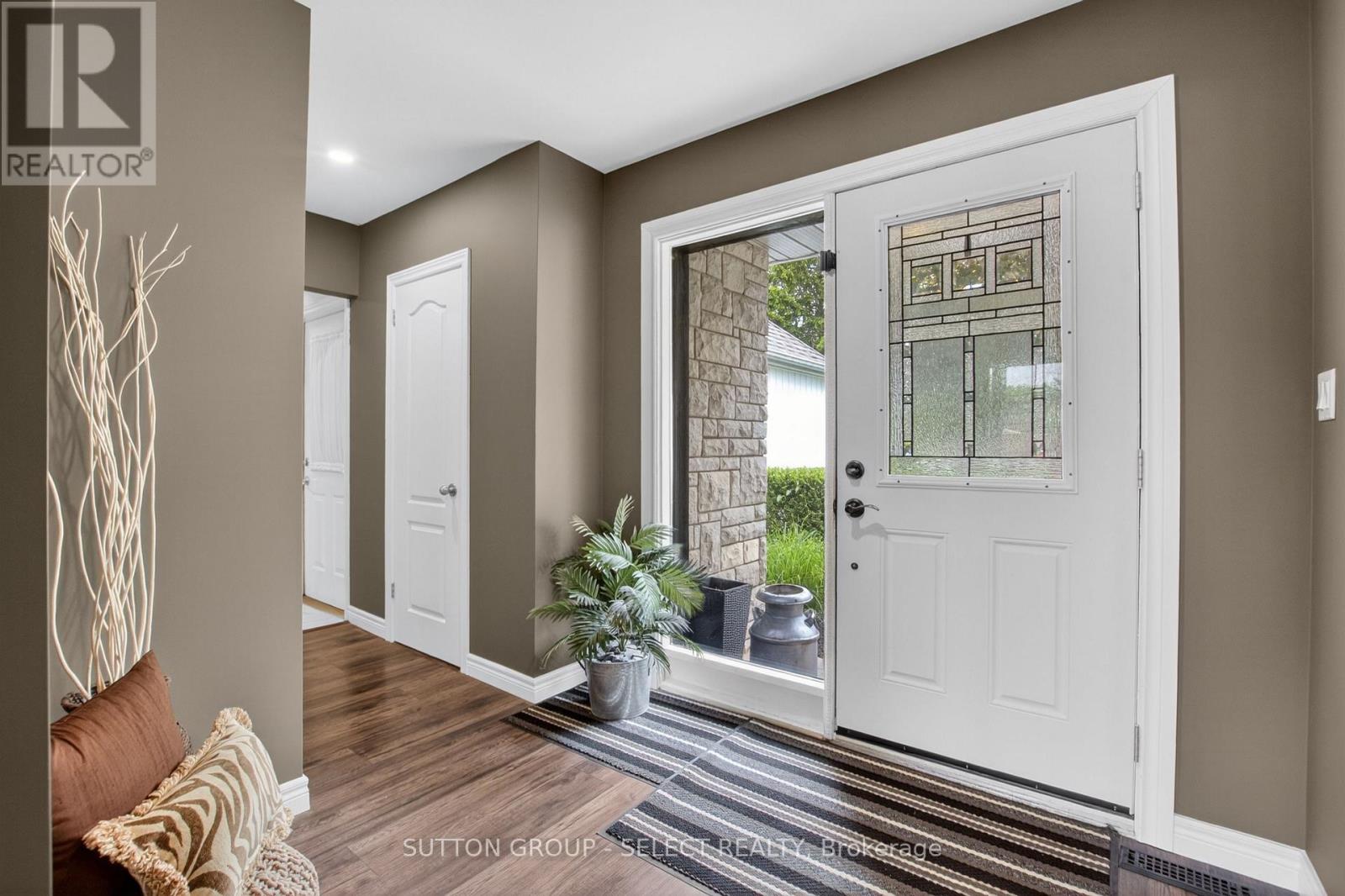 111 KITTRIDGE AVENUE E - 5