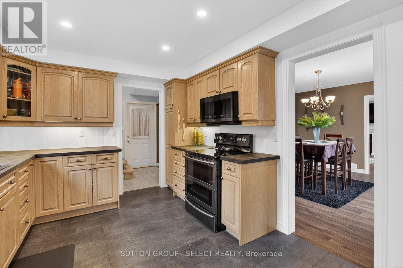 111 KITTRIDGE AVENUE E - 9
