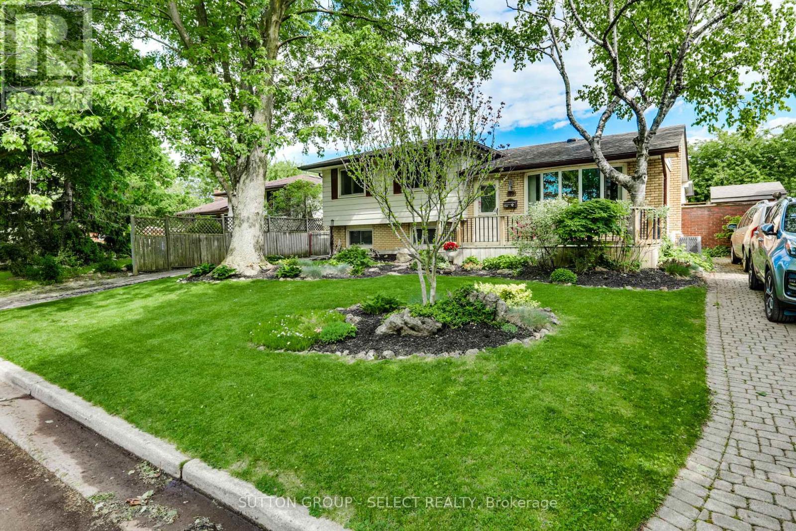 119 METCALFE CRESCENT - 2